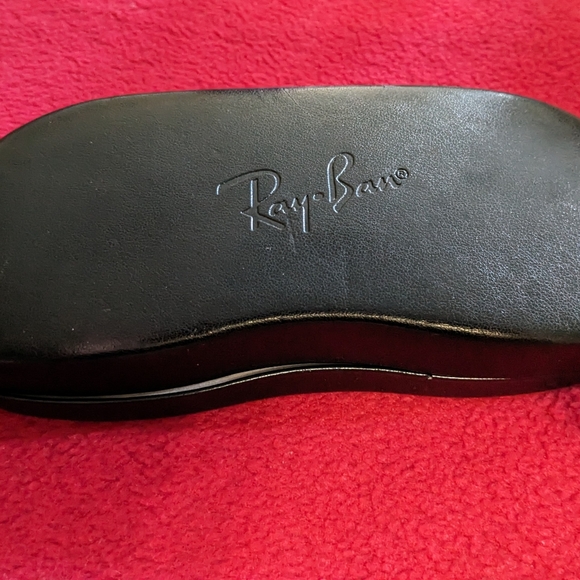 Black Ray-Ban Classic Justin Polarized Sunglasses with Case and Cleaning Cloth - Picture 8 of 8